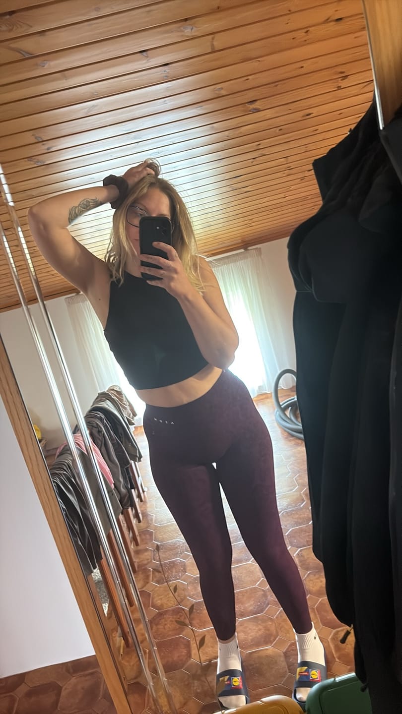 Customer photo review of MOTION LEO MID WAIST SCRUNCH LEGGINGS V2