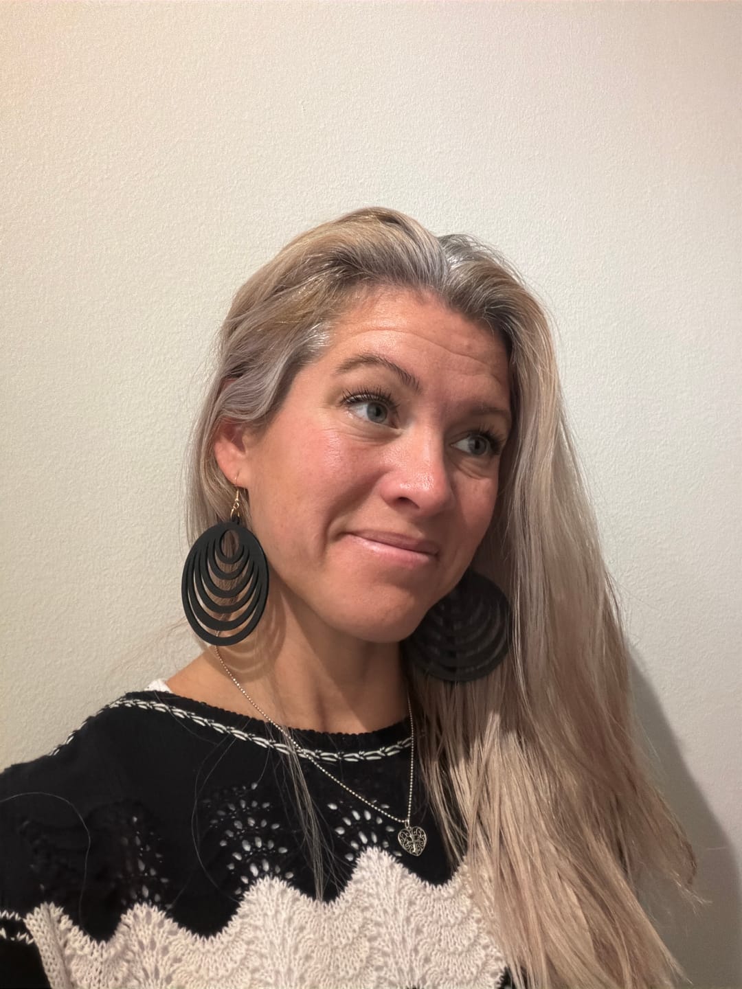 Customer photo review of Örhängen Cirklar Svart | Rino
