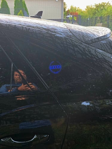 Customer photo review of Wiederaufladbares LED-Autologo - Neon-Lichteffekt