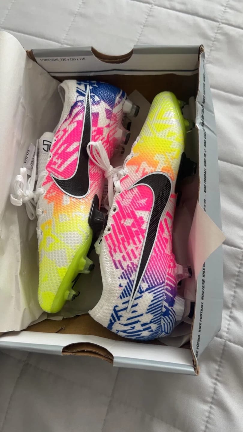 Customer photo review of Neymar Jr. x Mercurial Vapor 13 Elite FG 'Jogo Prismatico'