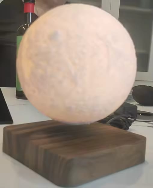 Customer photo review of LUNEA™ — Lampe Lune en Lévitation Magnétique