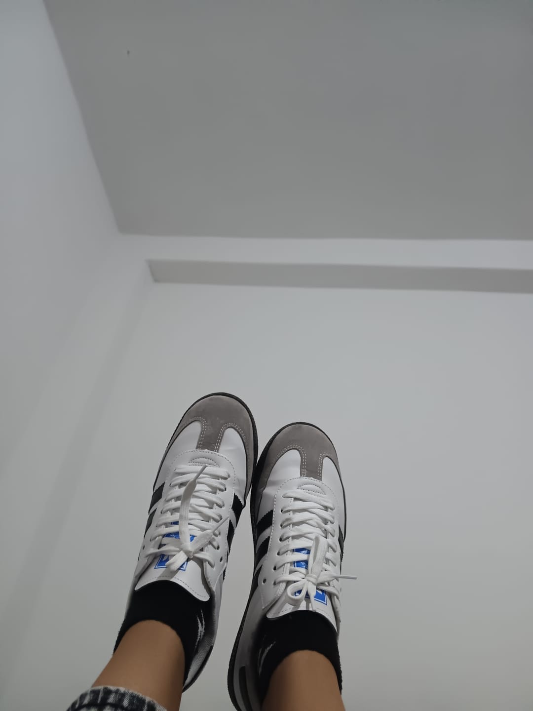 Customer photo review of Paq 6 Pares Tenis Smb OG Blanco Negro 25/28.5
