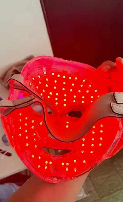 Customer photo review of Vöst — Máscara de luz LED facial