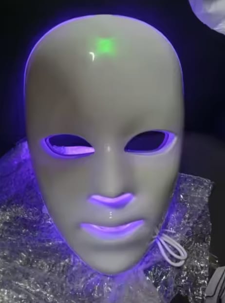 Customer photo review of Vöst — Máscara de luz LED facial