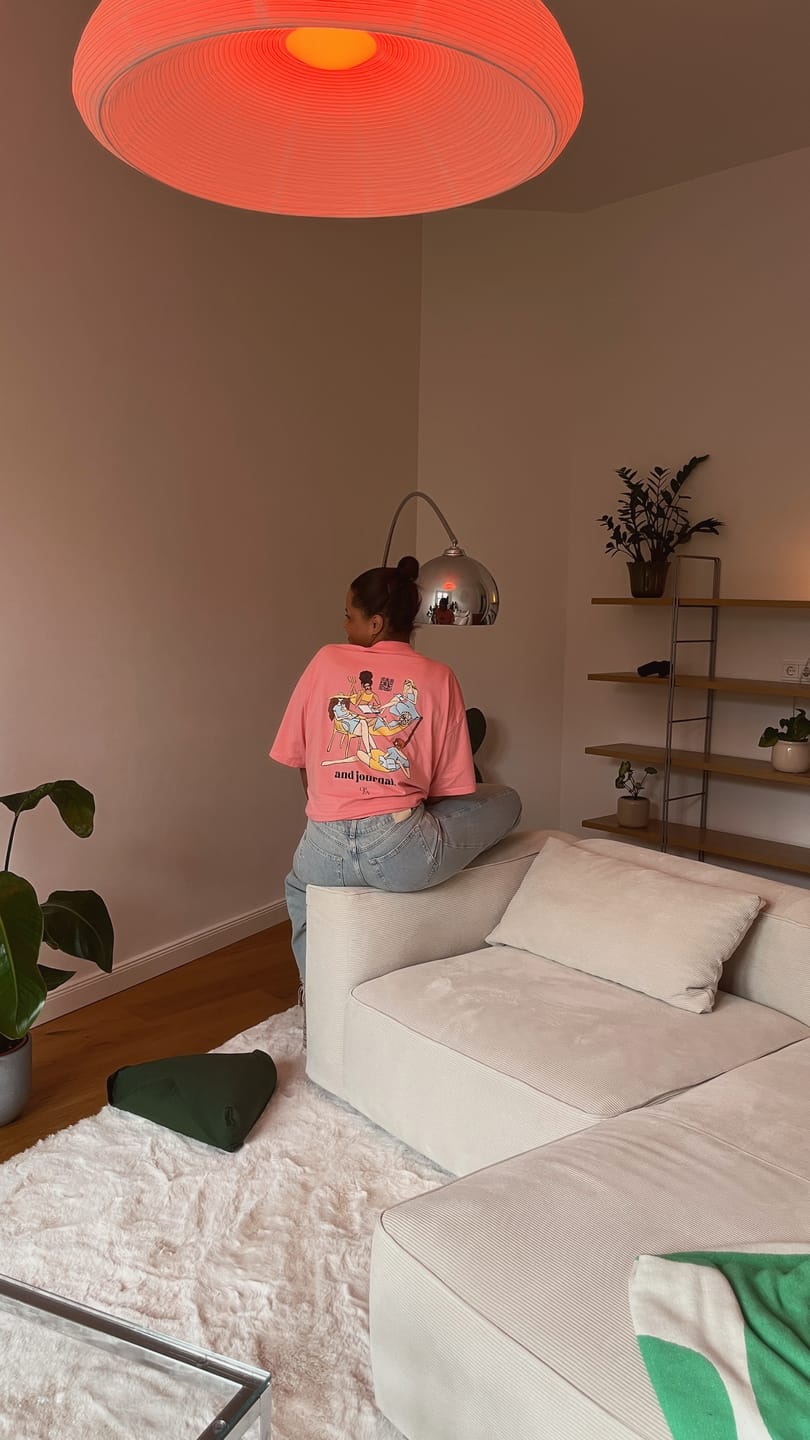 Customer photo review of T-Shirt "hot girls read books & journal" (Unisex)