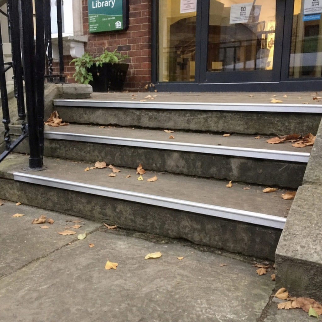 Customer photo review of Aluminium Stair Nosing 40 x 26mm Anodised Bullnose Edge for 3mm LVT