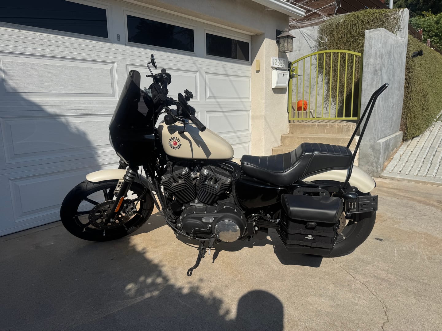Customer photo review of 15L - Incognito Quick Mount Medium Solo Motorcycle Saddlebag (Left Only) for Harley Sportster 883 Iron XL883N