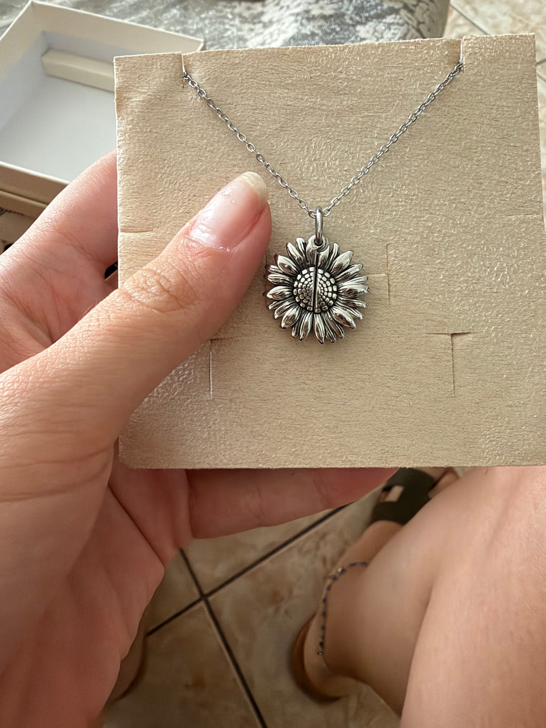 Customer photo review of Collana Girasole Scrigno con Foto Personalizzata