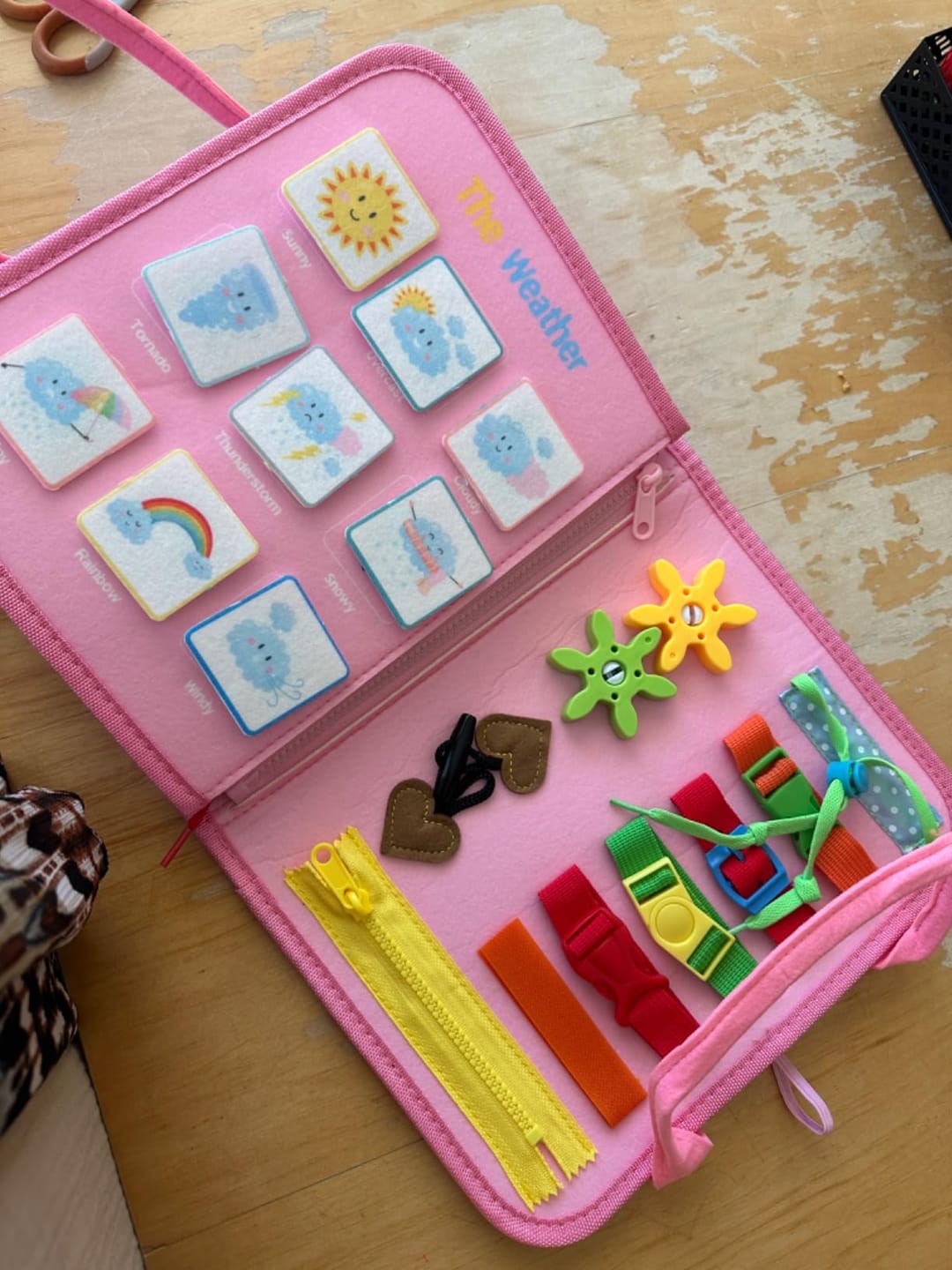 Customer photo review of Libro Sensorial Montessori — Como el iPad, pero cuando lo suelta ha aprendido algo