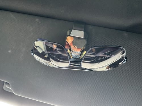 Customer photo review of Multifunktionaler Clip und Halter für Auto-Brillen
