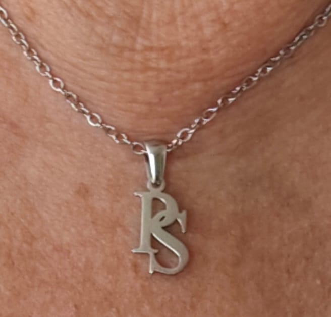 Customer photo review of Personalisiertes Monogramm – Verschlungene Initialen Kette