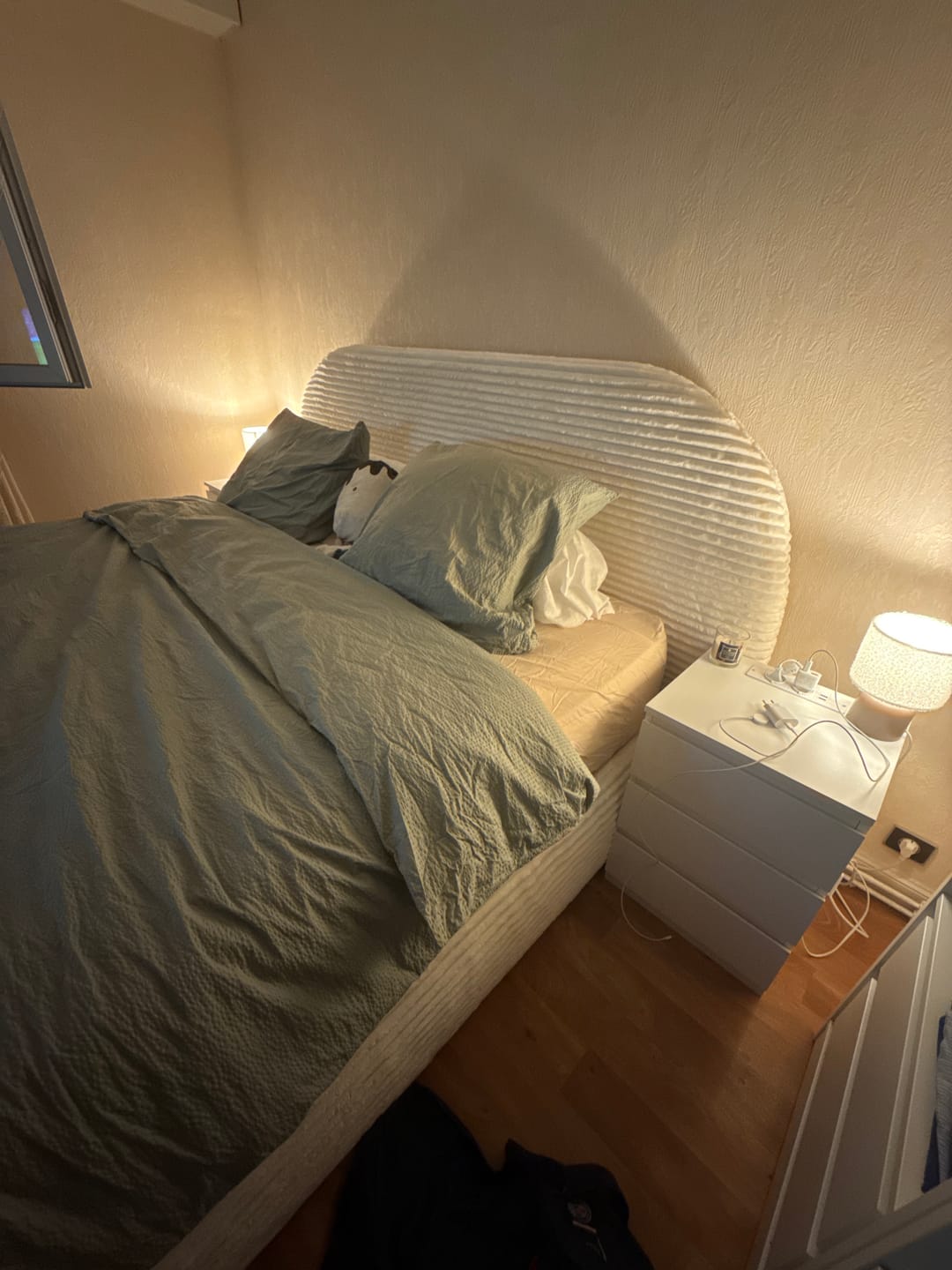 Customer photo review of Lit coffre ALMA en velours côtelé grande épaisseur – Lit design arrondi avec rangement intégré – 160x200 ou 180x200