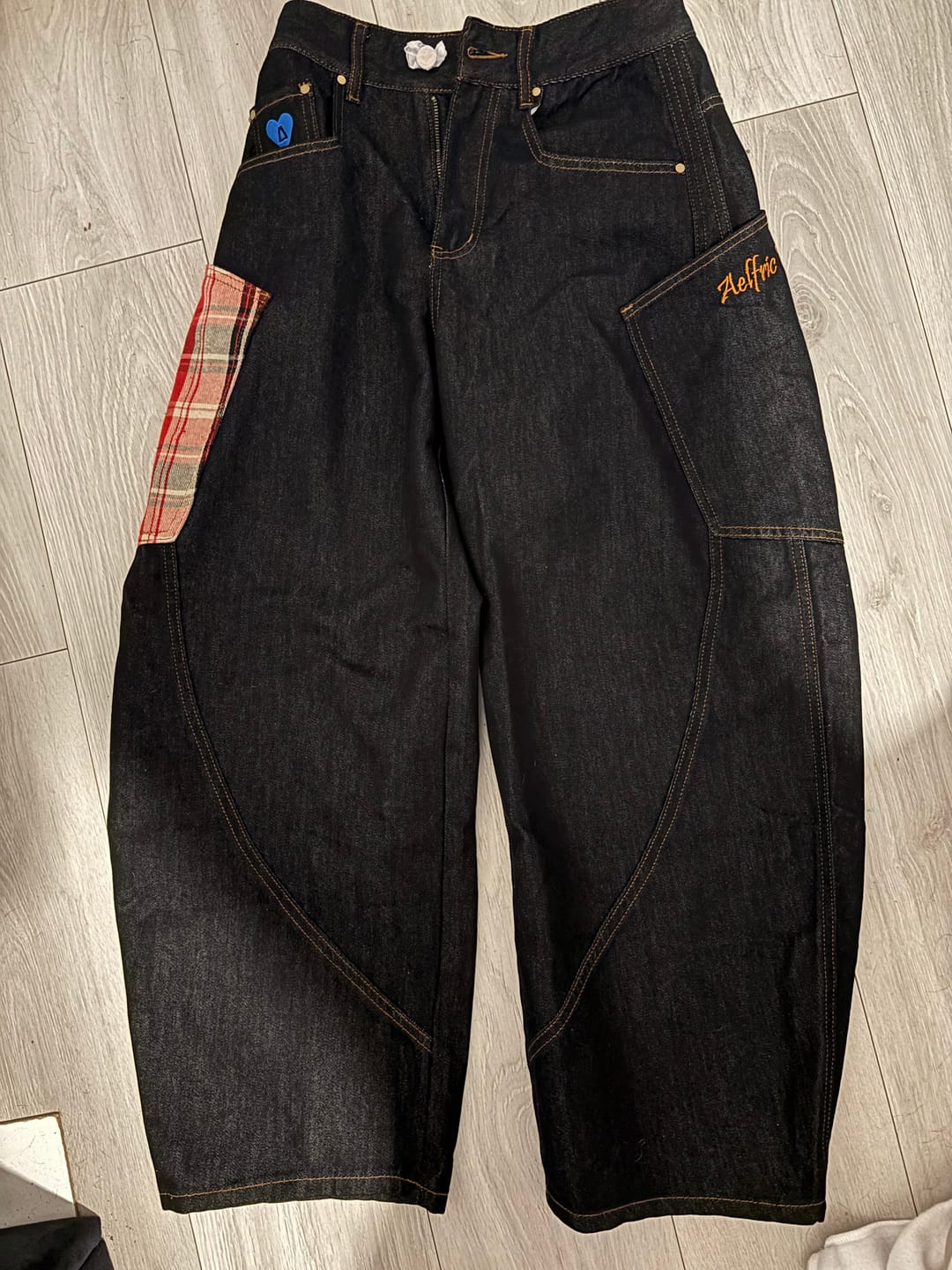 Customer photo review of Aelfric Eden BAGGY BARREL Jeans