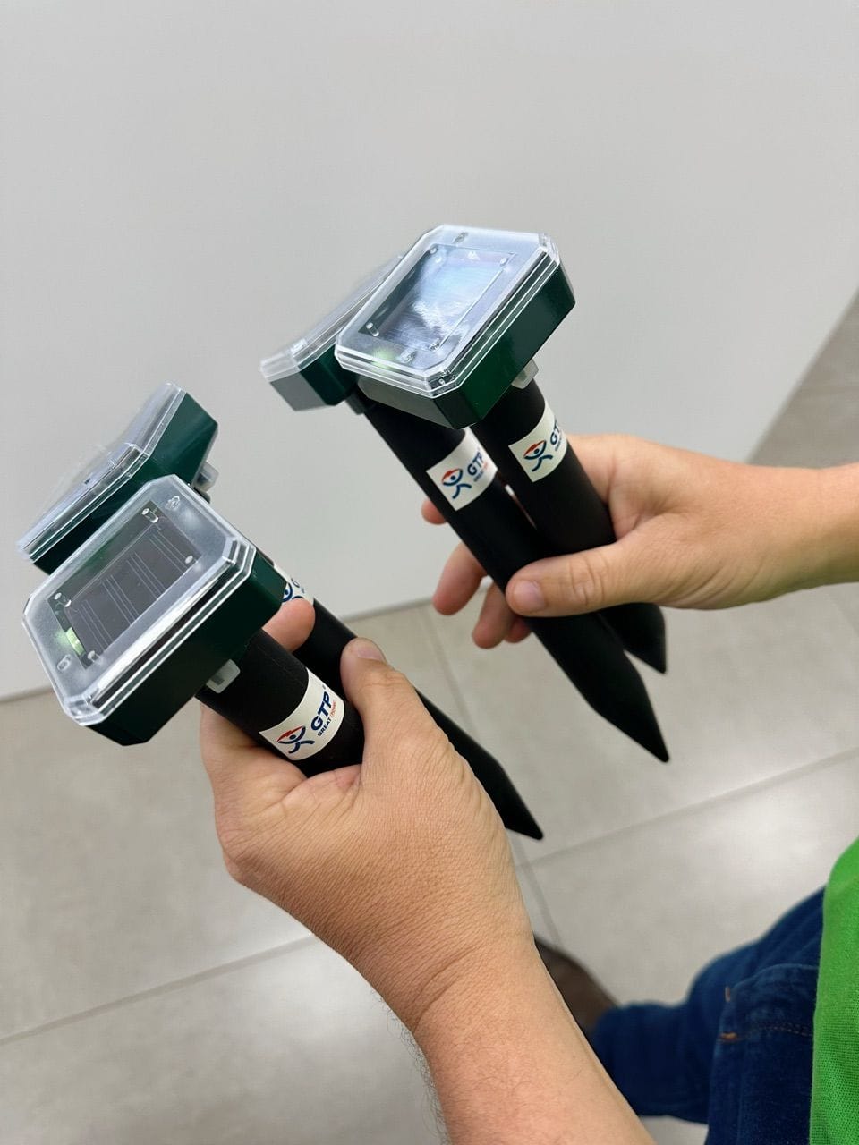 Customer photo review of Repelente Solar Ultra Sônico Espanta Pragas 24 Horas A Prova d'água