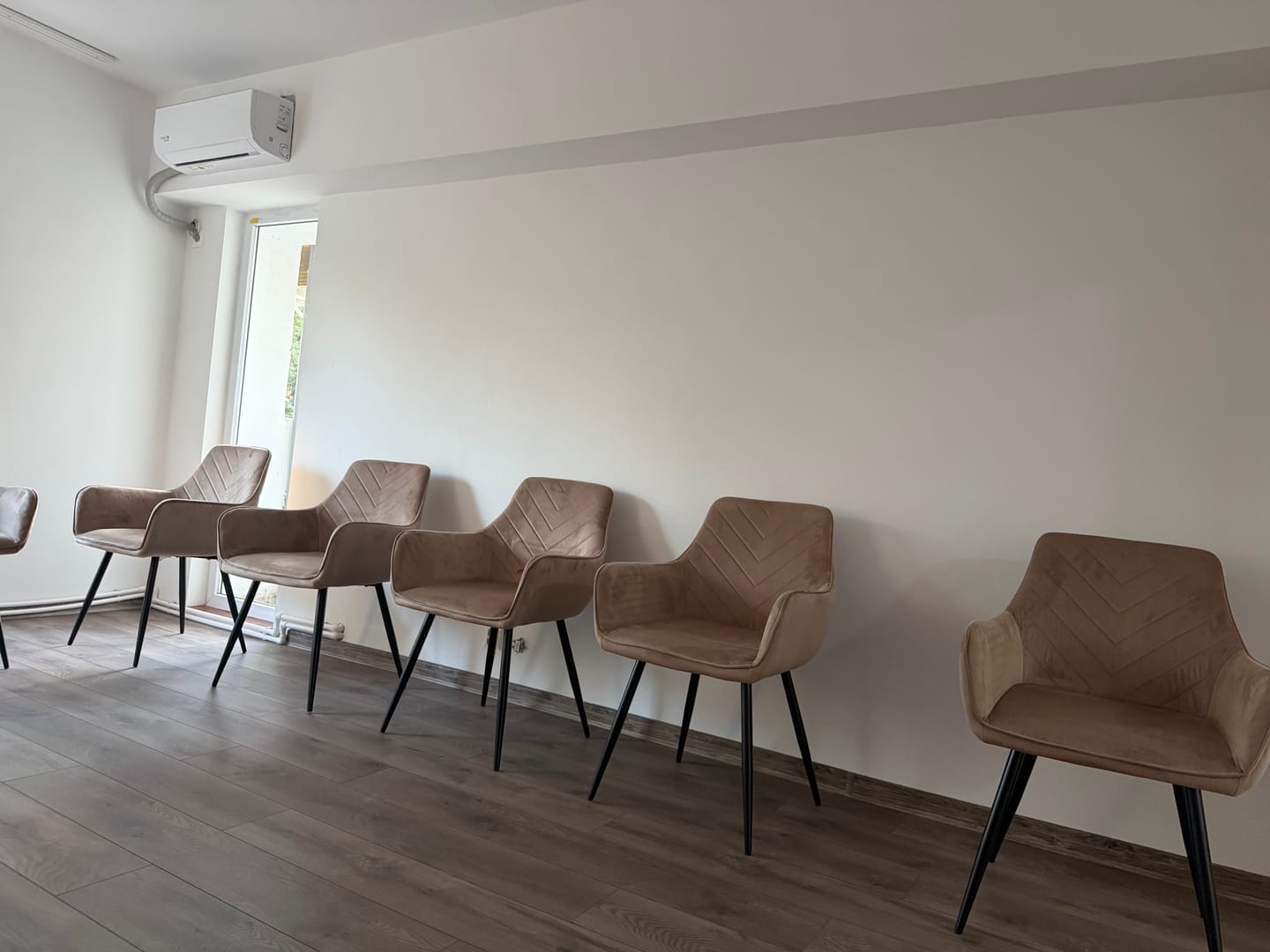 Customer photo review of Scaun de living modern FIG, bej/negru, stofa catifelata/metal, 57x47x85 cm