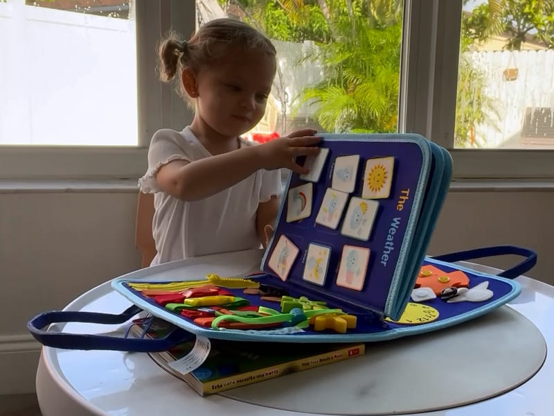Customer photo review of Libro Sensorial Montessori — Como el iPad, pero cuando lo suelta ha aprendido algo