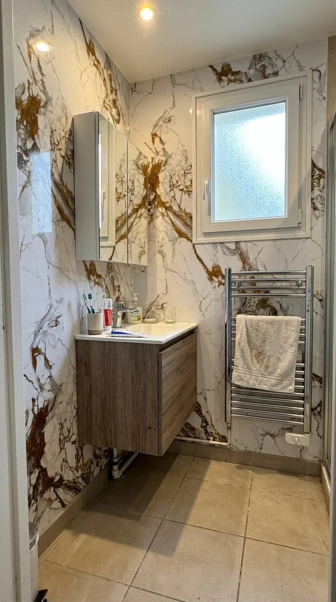 Customer photo review of Panneau PVC - Effet Marbre Blanc Doré - 250 x 120 cm – 100% Imperméable - 15 ans Garantie