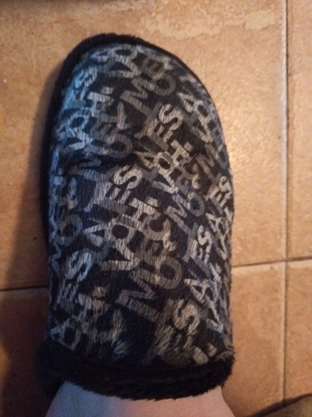 Customer photo review of Zapatillas de casa Andinas blanditas - Estampado de letras