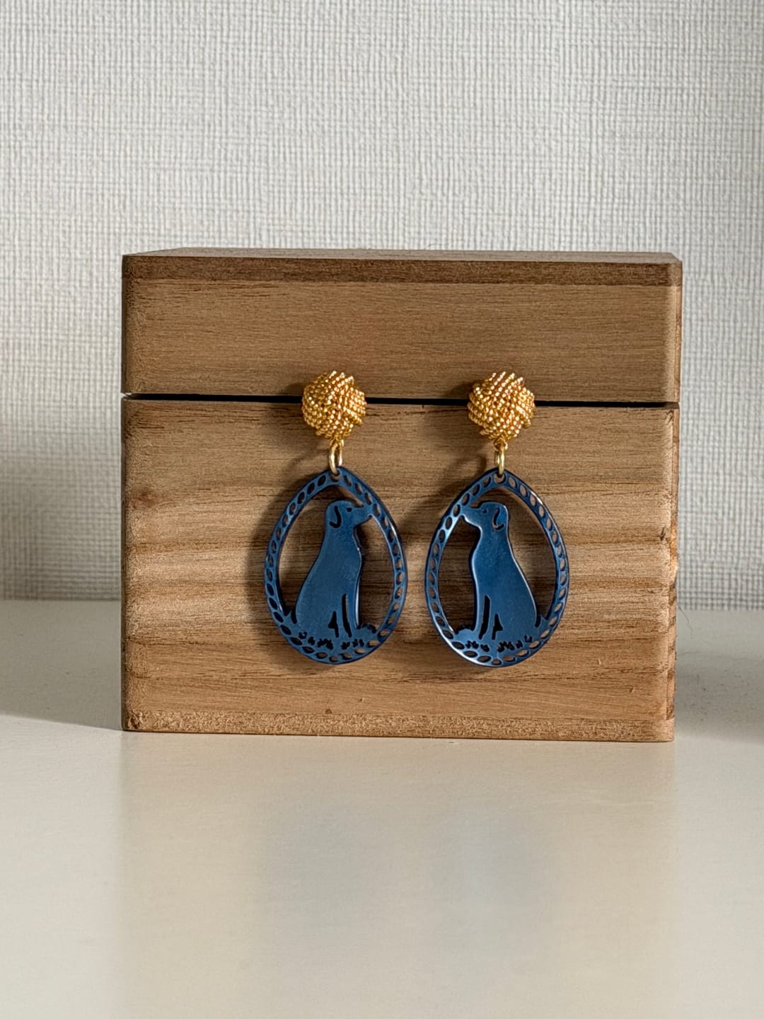 Customer photo review of Vergoldete Knoten-Dackel-Ohrstecker in Dunkelblau von AmuseToi