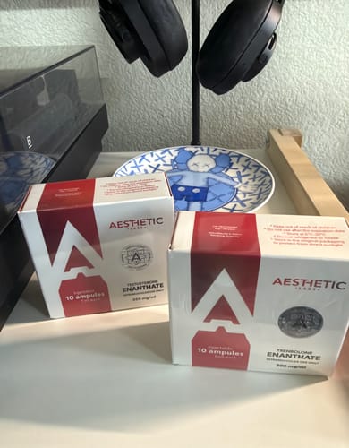 Customer's Ciclo Fuerza Total boxes, including Trembolona Enantato and Testosterona Enantato, on a white surface.