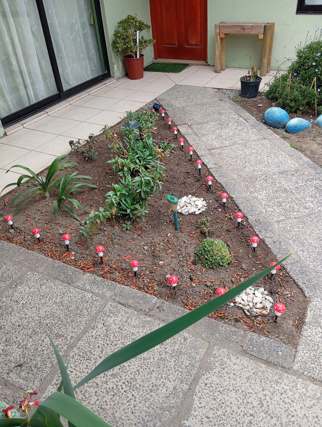 Customer photo review of Estacas de Honguitos 12,5 m Solares - 20 Honguitos / Luz Cálida / IP65