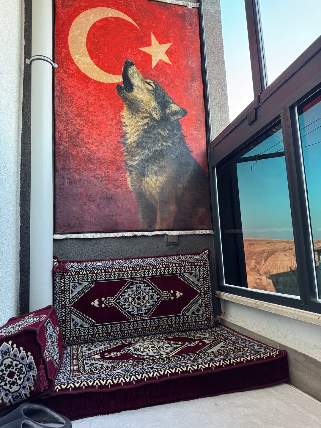 Customer photo review of Uluyan Bozkurt ve Ay Yıldız Tasarımlı Duvar Halısı