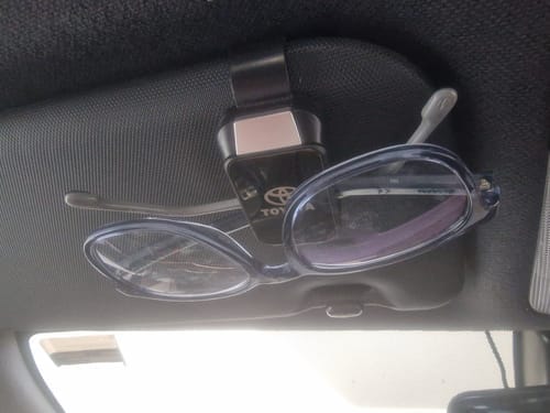 Customer photo review of Multifunktionaler Clip und Halter für Auto-Brillen