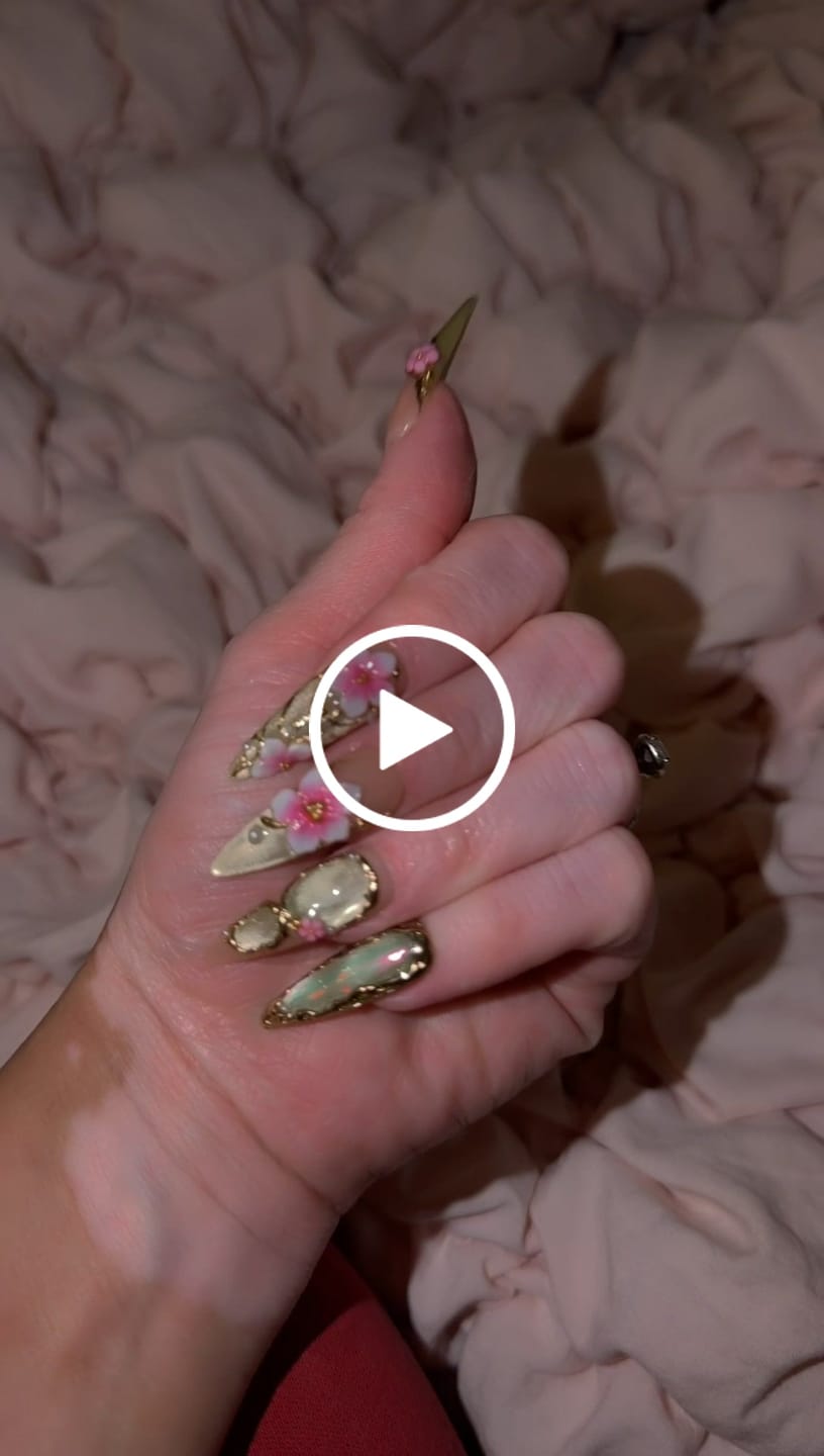 Customer video review of Emerald Garden 3D Floral Press-On Nails