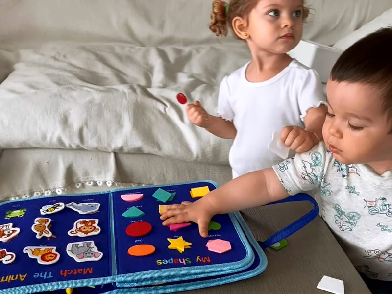 Customer photo review of Libro Sensorial Montessori — Como el iPad, pero cuando lo suelta ha aprendido algo