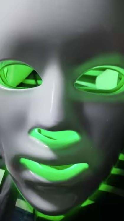 Customer photo review of Vöst — Máscara de luz LED facial