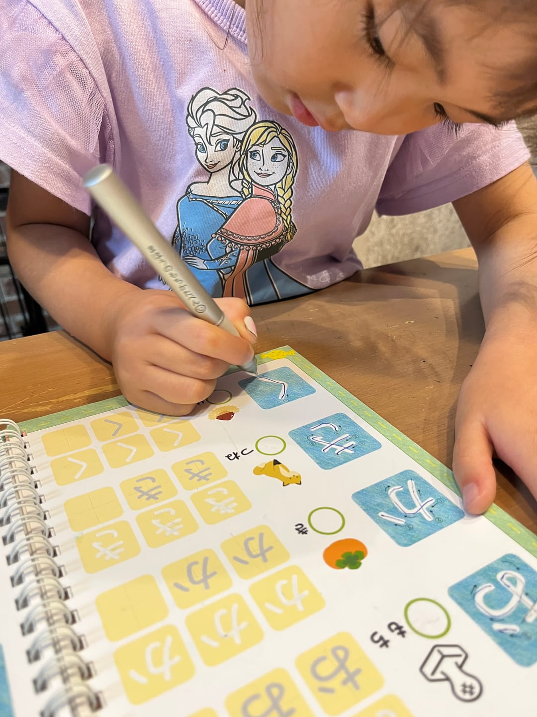 Customer photo review of まほうのもちかたぺん｜声かけだけに頼らない、正しい持ち方が自然と身につく練習ペン