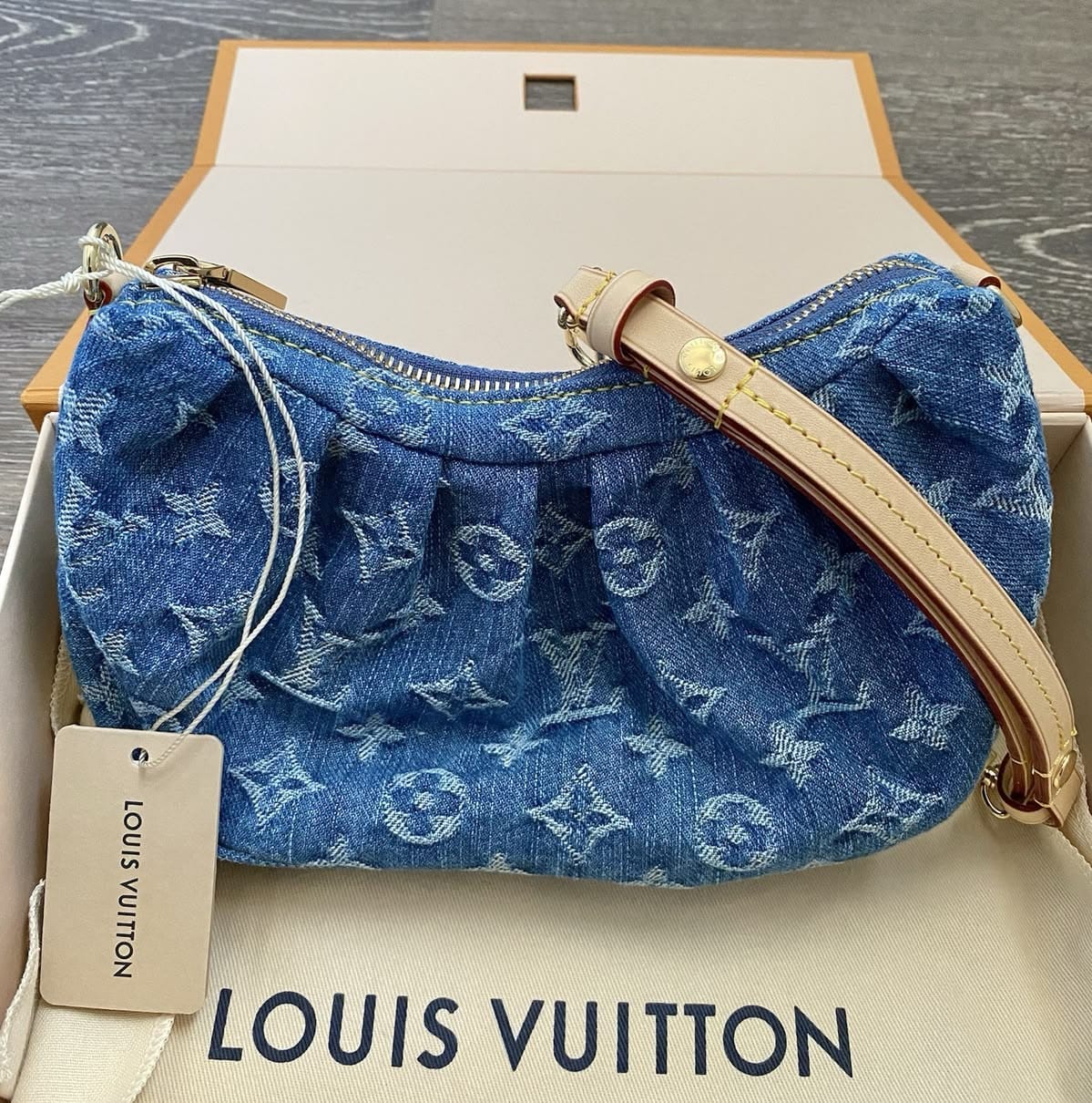 Customer photo review of Valley Pochette Bag