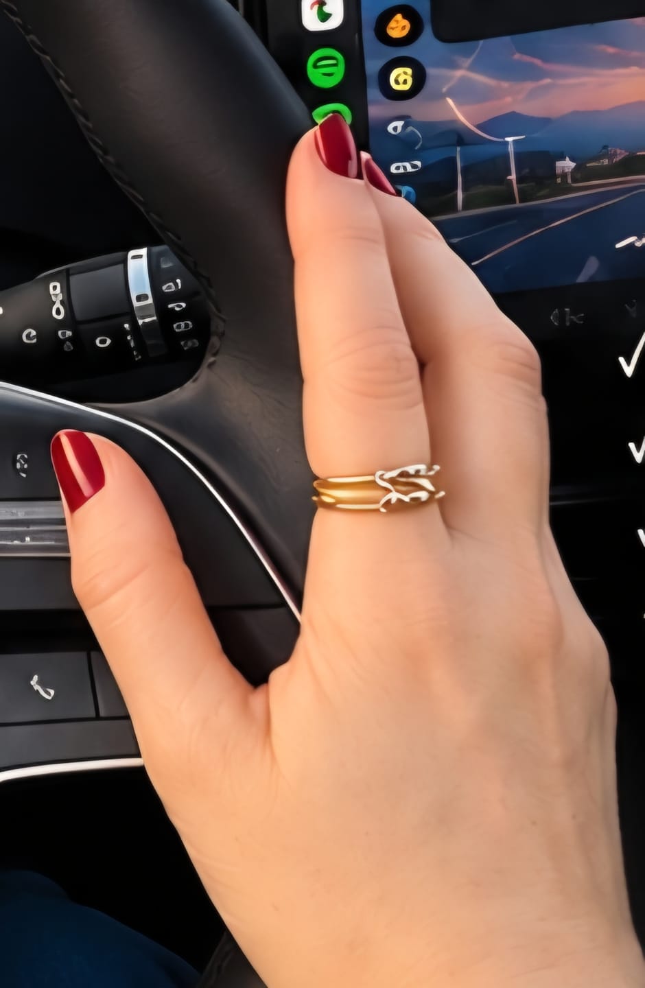Customer photo review of Anillo Doble Curvas Enlazada Con Zirconias