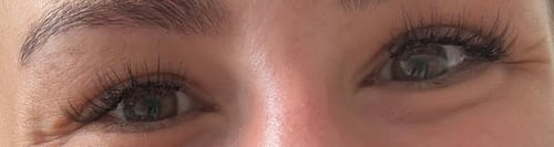 Kundenfoto der THE VANILLA GIRL Wimpernextensions, die natürlich aussehen und sanft betont sind.