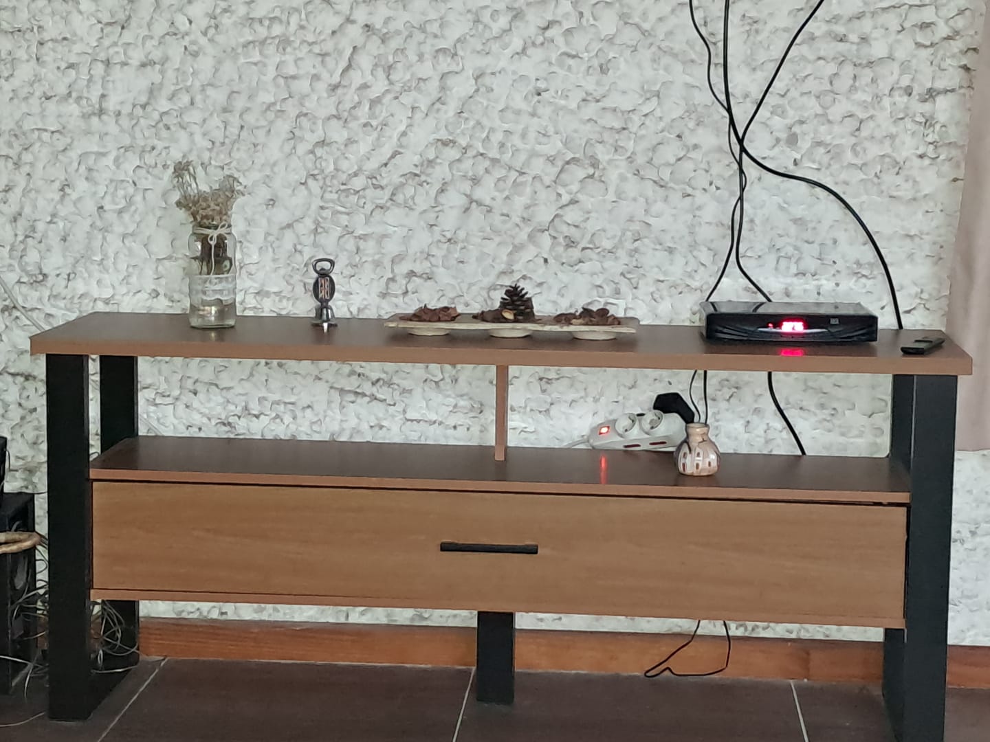 Customer photo review of Rack TV Hannover 140cm Industrial MDF Freijó Negro