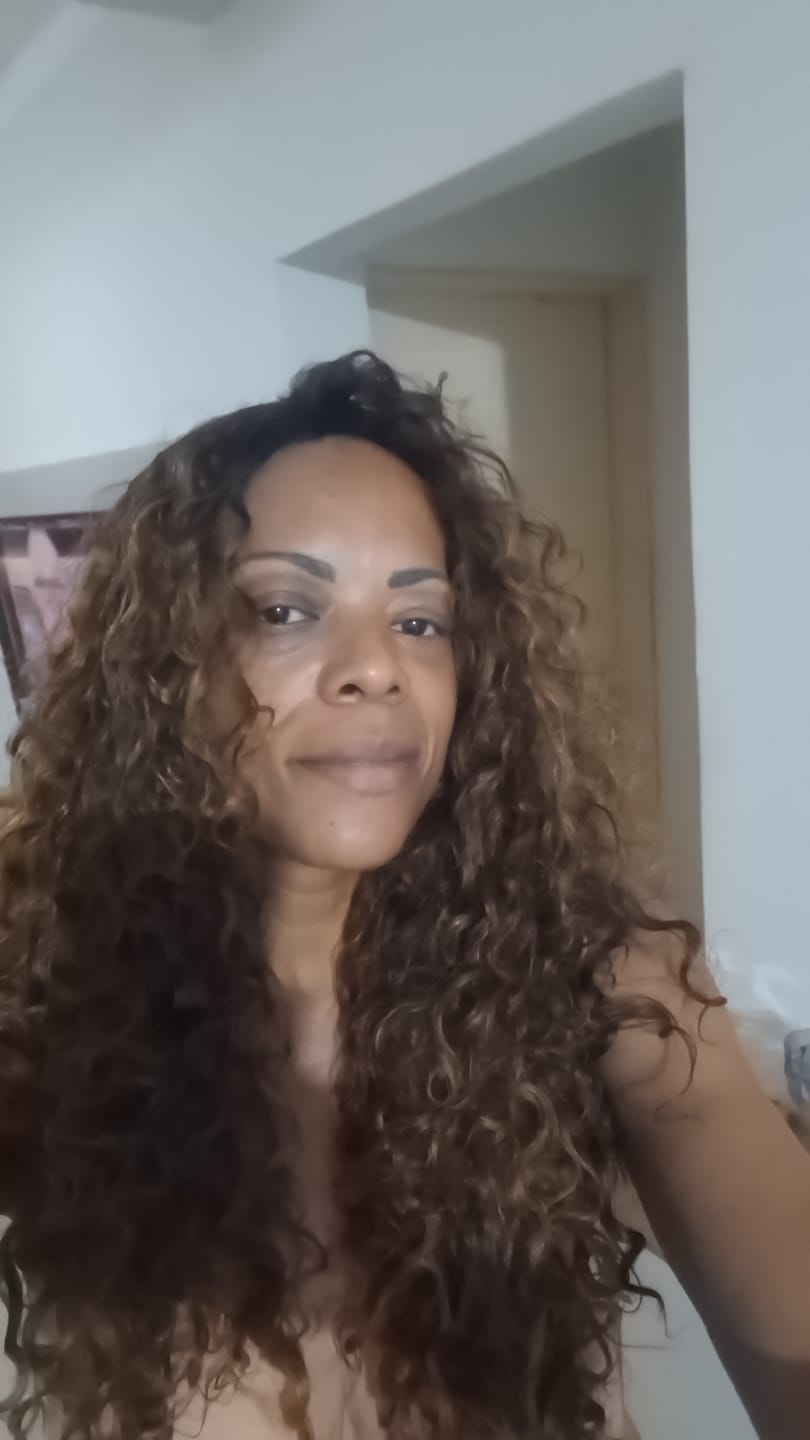 Customer photo review of Peruca Portia Castanho Luzes 33/27 Cacheada
