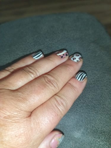 Reviewer's Hand mit Night Gems Nagelfolien in verschiedenen schwarz-weiß Mustern.