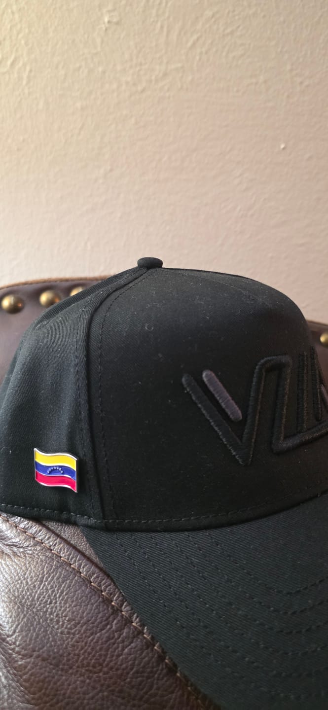 Customer photo review of VZLA Bandera de Venezuela Pin