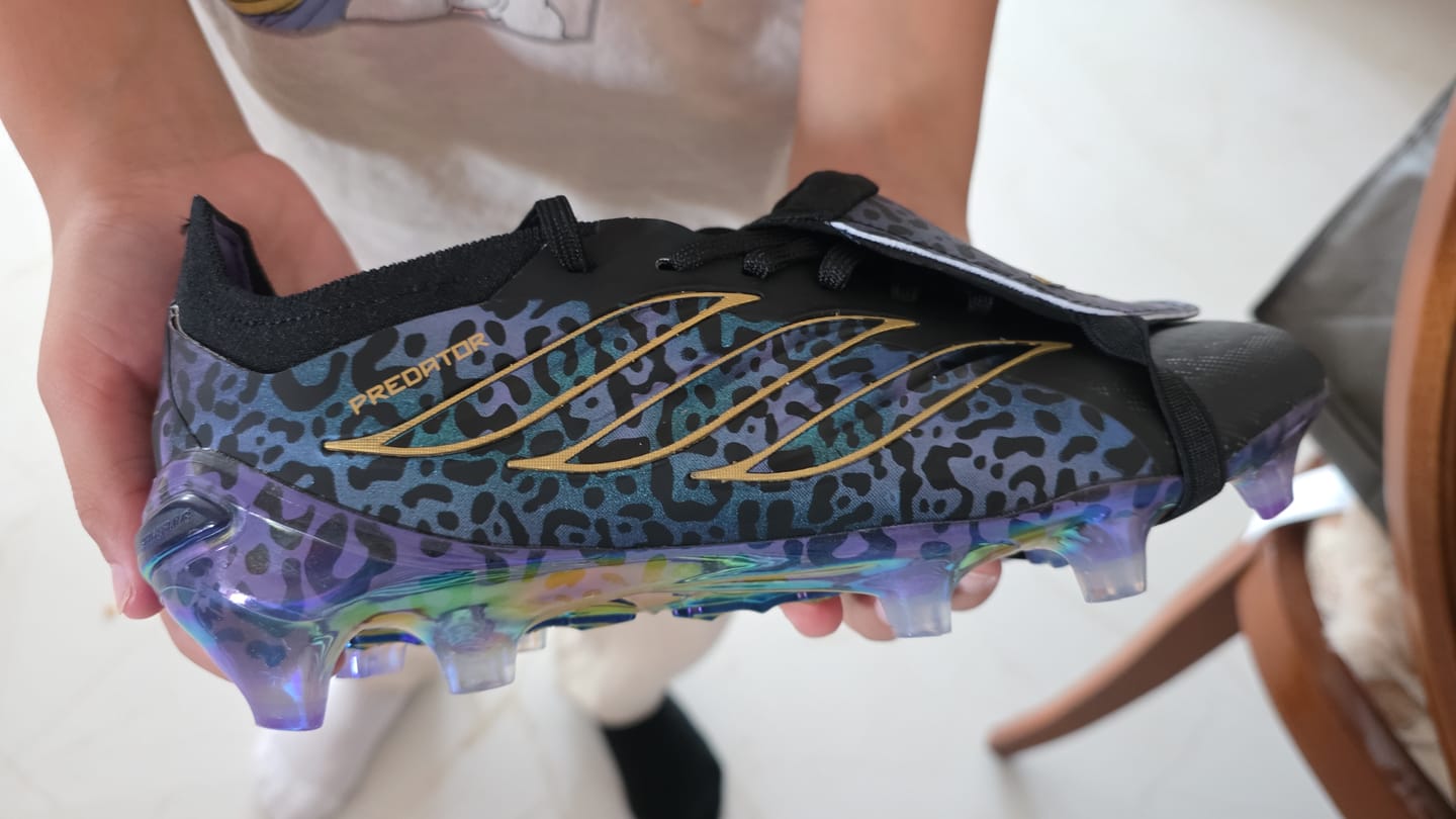 Customer photo review of Adidas Predator 26 Elite Fold-over Tongue FG Kaká - Noir/Violet/Doré ÉDITION LIMITÉE