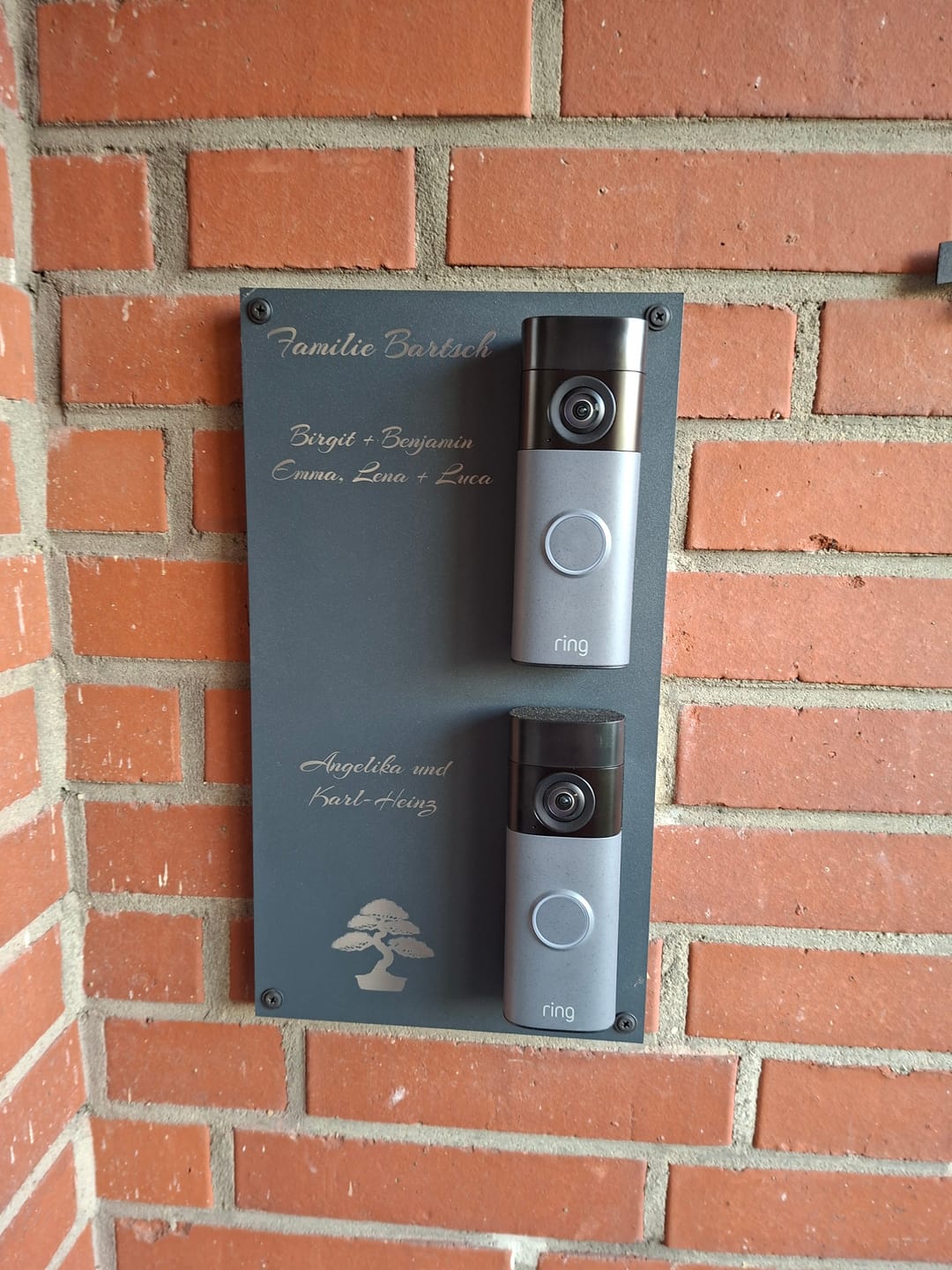Customer photo review of V2A Edelstahl Türklingel Dekorschild für Ring Video Doorbell Plus & Pro - Zweifamilienhaus 200x360mm