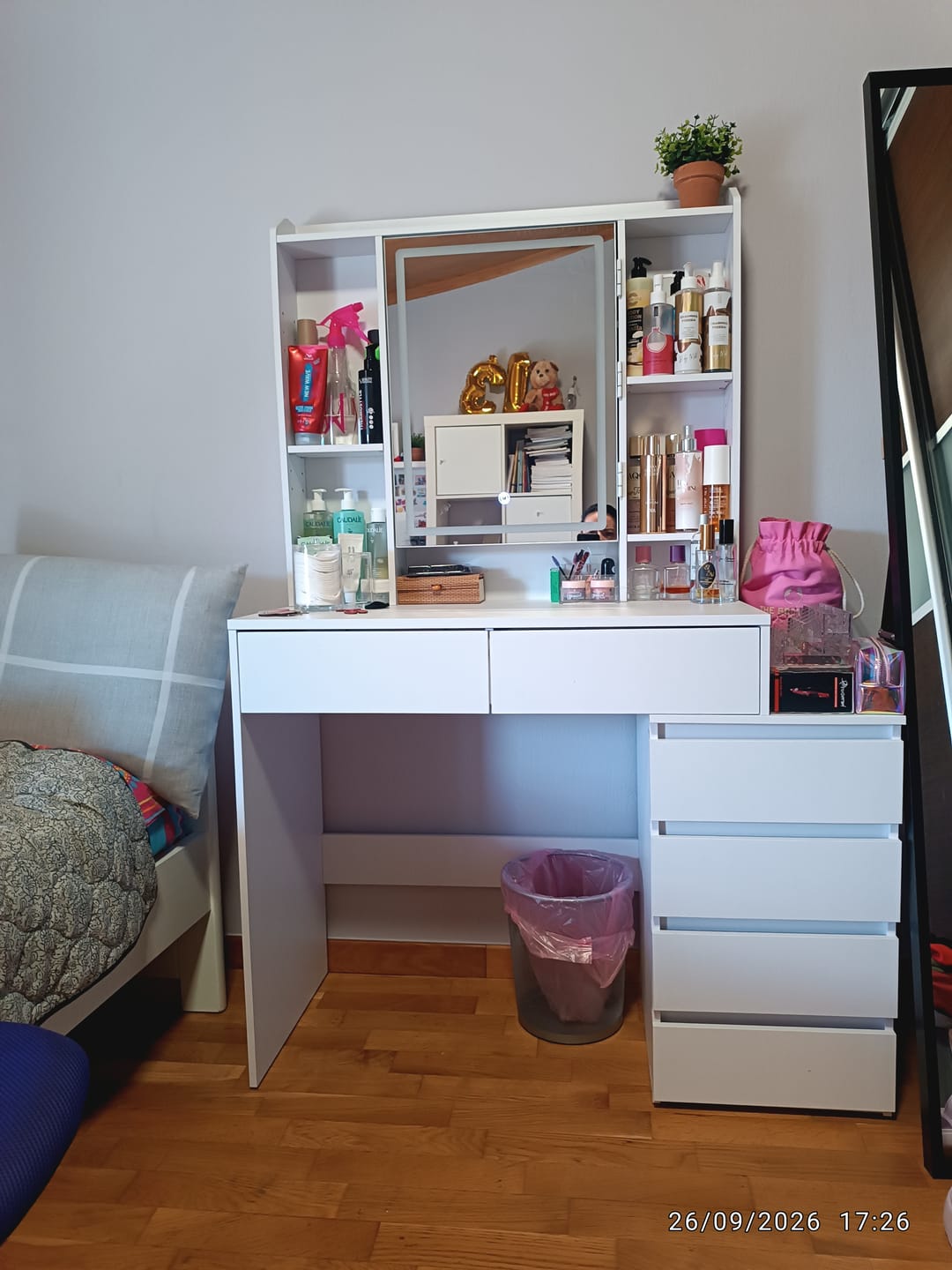 Customer photo review of Τραπέζι Μπουντουάρ Μακιγιάζ Tουαλέτας Κρεβατοκάμαρας Καθρέφτης Με Ντουλάπι Λευκό με Φωτισμό LED Ρυθμιζόμενη Φωτεινότητα RD-T124W01