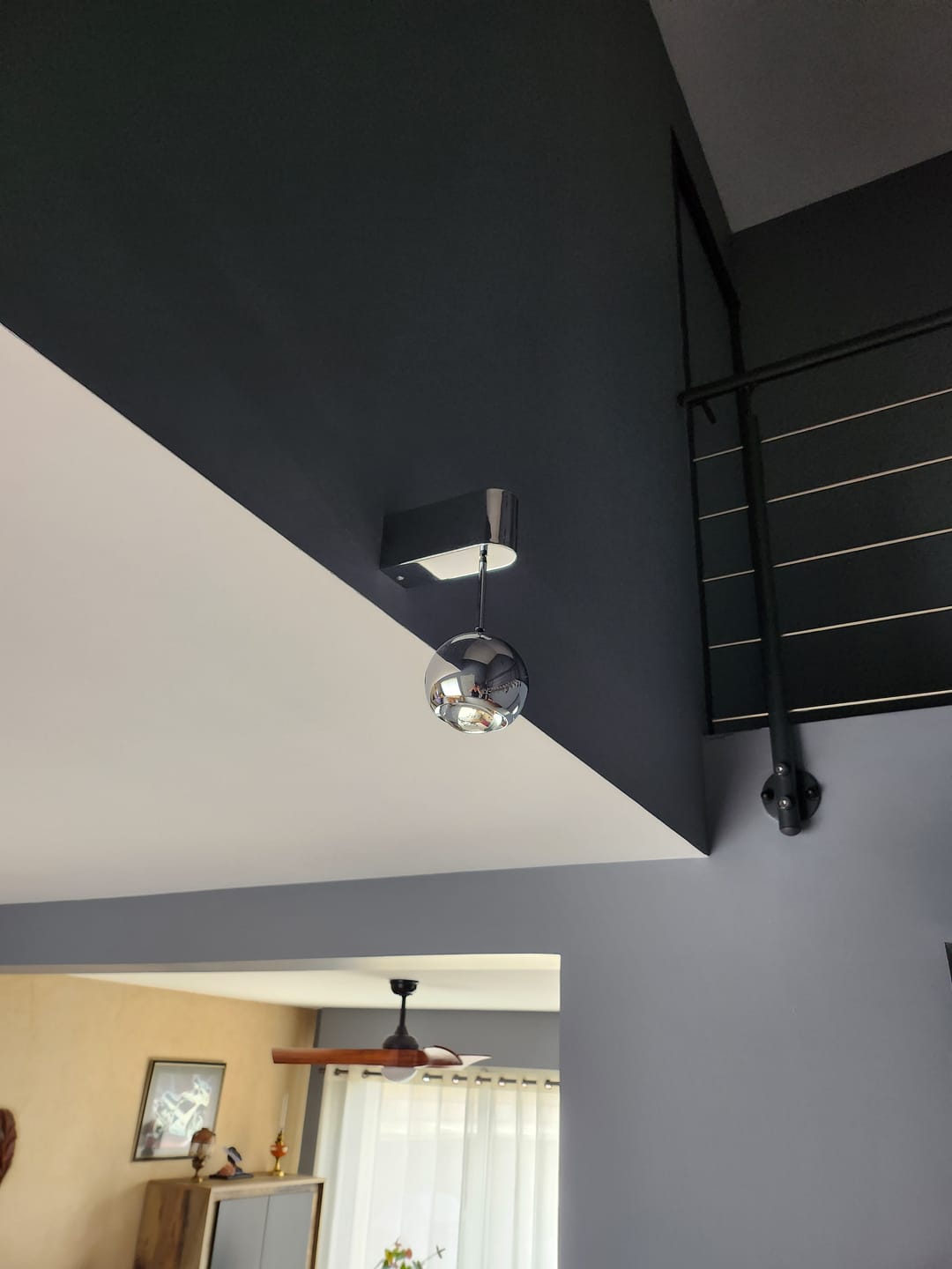 Customer photo review of Applique murale boule suspendue chromée | Luminaire design ajustable pour chambre ou salon