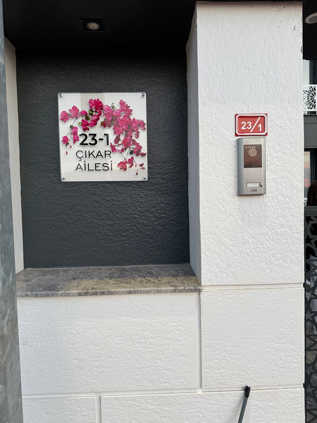 Customer photo review of Kişiye Özel Begonvil Çiçekli Kapı İsimliği