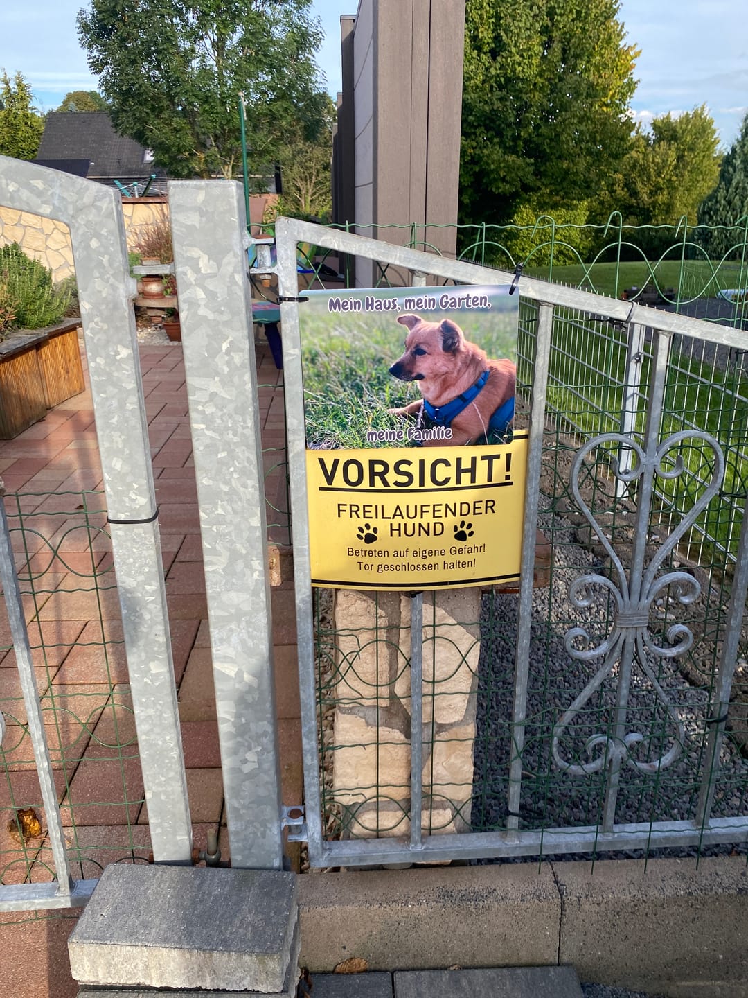 Customer photo review of Hunde-Türschild personalisiert mit Foto & Text (UV- und wetterfest)