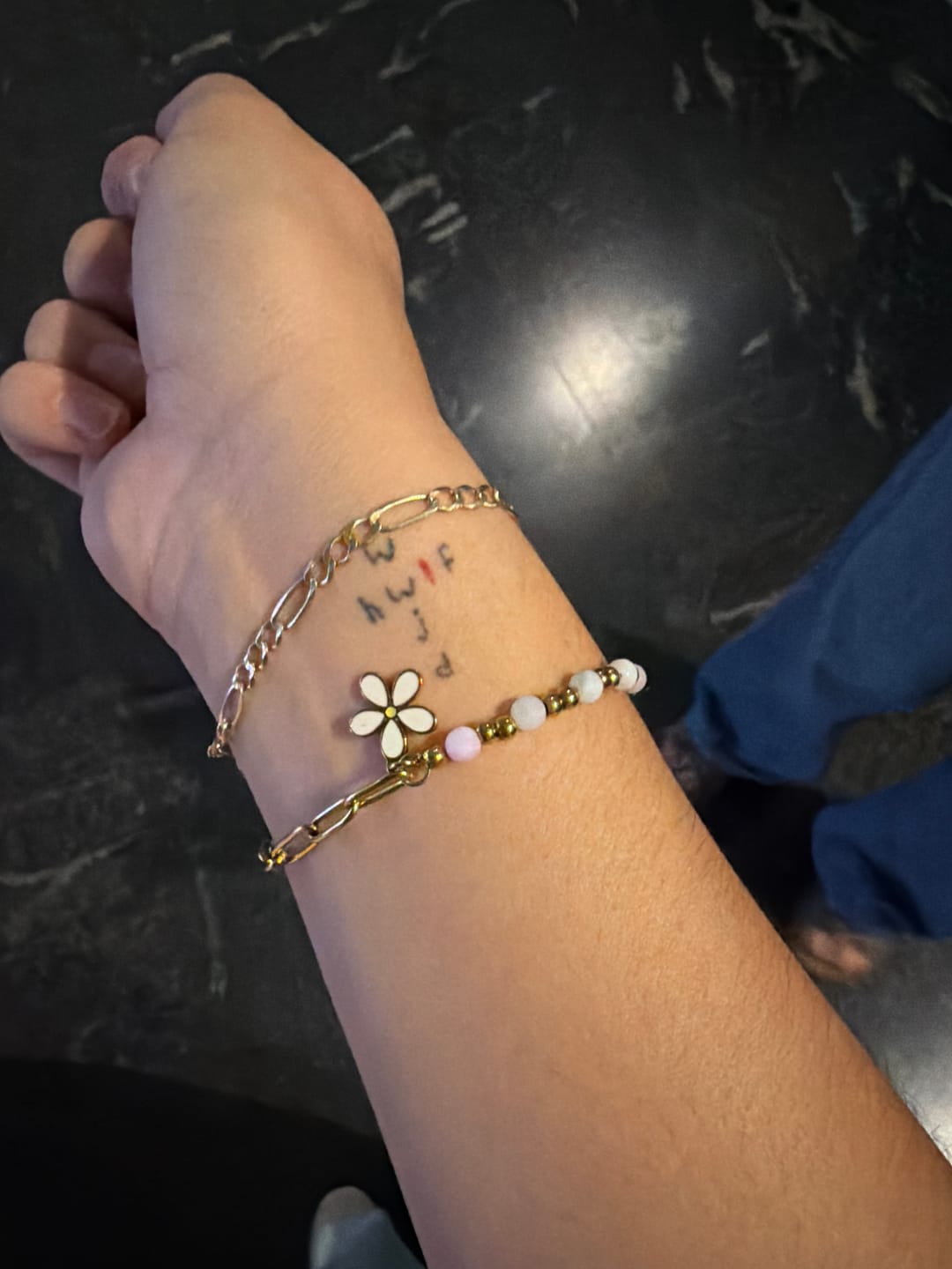 Customer photo review of Pulsera Mitad Bolitas y Eslabon Con Flor Blanca