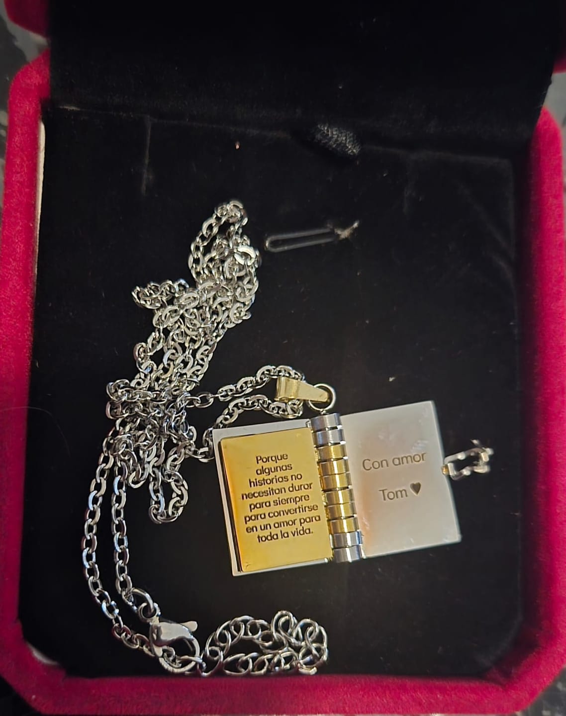 Customer photo review of Collar Libro Personalizado