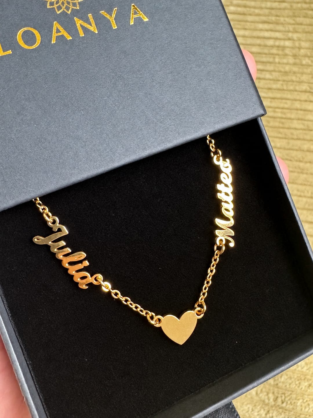 Customer photo review of Personalisierbare Herzkette mit zwei Namen