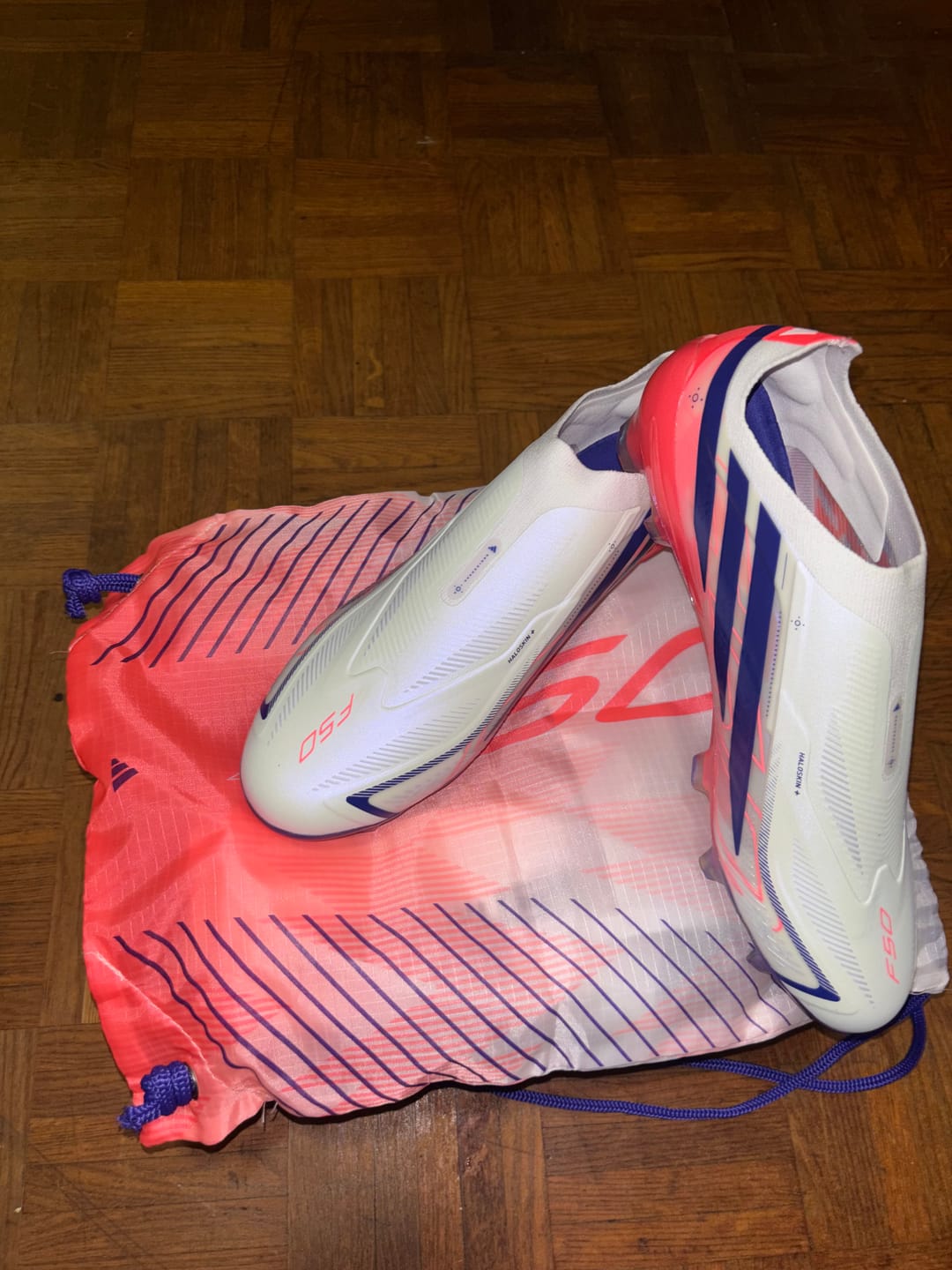 Customer photo review of Adidas Predator 26 Laceless FG Born for Goals - Rouge/Noir/Blanc