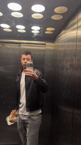 Asiakkaan 01 Clear Daytime™ -sinivalolasit päällä hissi-selfiessä, päänsäryt poistuneet