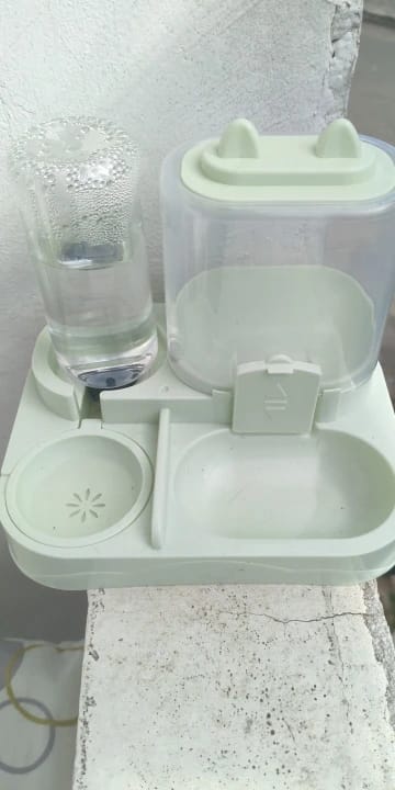 Customer photo review of Dispensador de Agua y Comida para gatos 2 en 1 para Mascotas Grandes